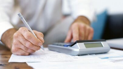Мужчина проводит расчеты