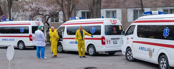 Кареты скорой помощи перед зданием медцентра Сурб Григор Лусаворич (2 апреля 2020). Еревaн Кареты скорой помощи перед зданием медцентра Сурб Григор Лусаворич (2 апреля 2020). Еревaн - Sputnik Արմենիա
