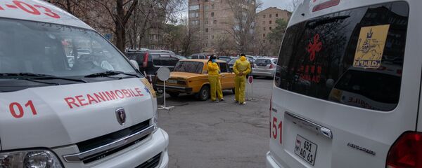 Кареты скорой помощи перед зданием медцентра Сурб Григор Лусаворич (2 апреля 2020). Еревaн Кареты скорой помощи перед зданием медцентра Сурб Григор Лусаворич (2 апреля 2020). Еревaн - Sputnik Արմենիա