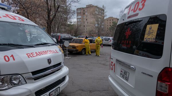 Кареты скорой помощи перед зданием медцентра Сурб Григор Лусаворич (2 апреля 2020). Еревaн - Sputnik Армения