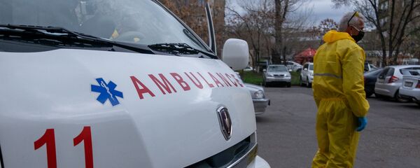 Карета скорой помощи перед зданием медцентра Сурб Григор Лусаворич (2 апреля 2020). Еревaн - Sputnik Армения