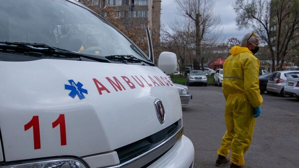 Карета скорой помощи перед зданием медцентра Сурб Григор Лусаворич (2 апреля 2020). Еревaн - Sputnik Армения