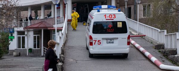 Карета скорой помощи перед зданием медцентра Сурб Григор Лусаворич (2 апреля 2020). Еревaн - Sputnik Արմենիա