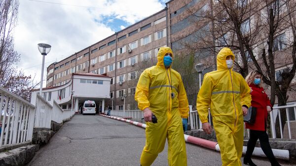Медработники перед зданием медицинского центра Сурб Григор Лусаворич (2 апреля 2020). Еревaн - Sputnik Արմենիա