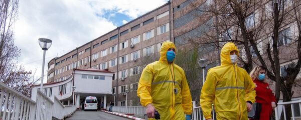 Медработники перед зданием медицинского центра Сурб Григор Лусаворич (2 апреля 2020). Еревaн - Sputnik Արմենիա