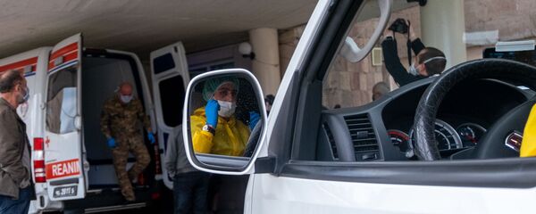 Кареты скорой помощи перед зданием медцентра Сурб Григор Лусаворич (2 апреля 2020). Еревaн - Sputnik Армения