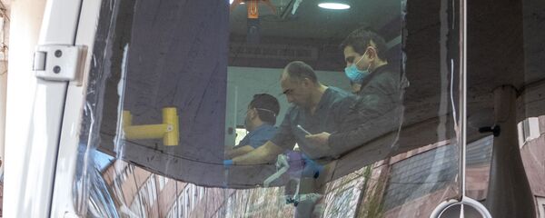 Врачи скорой помощи перед зданием медицинского центра Сурб Григор Лусаворич (2 апреля 2020). Еревaн - Sputnik Արմենիա