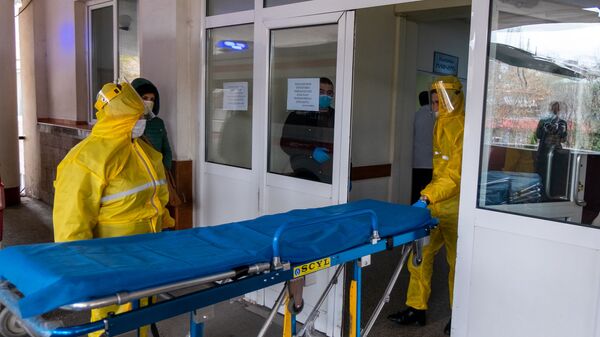 Врачи скорой помощи перед зданием медицинского центра Сурб Григор Лусаворич (2 апреля 2020). Еревaн - Sputnik Армения