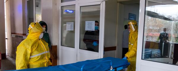 Врачи скорой помощи перед зданием медицинского центра Сурб Григор Лусаворич (2 апреля 2020). Еревaн - Sputnik Արմենիա