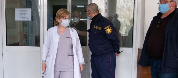 Врачи перед зданием медицинского центра Сурб Григор Лусаворич (2 апреля 2020). Еревaн - Sputnik Արմենիա