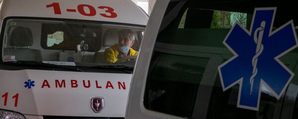 Кареты скорой помощи перед зданием медцентра Сурб Григор Лусаворич (2 апреля 2020). Еревaн Кареты скорой помощи перед зданием медцентра Сурб Григор Лусаворич (2 апреля 2020). Еревaн - Sputnik Արմենիա