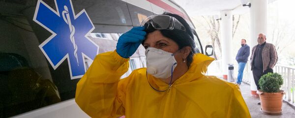 Врачи скорой помощи перед зданием медицинского центра Сурб Григор Лусаворич (2 апреля 2020). Еревaн Врачи скорой помощи перед зданием медицинского центра Сурб Григор Лусаворич (2 апреля 2020). Еревaн - Sputnik Армения