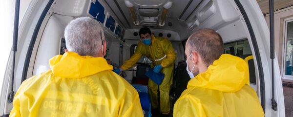 Врачи скорой помощи перед зданием медицинского центра Сурб Григор Лусаворич (2 апреля 2020). Еревaн - Sputnik Армения