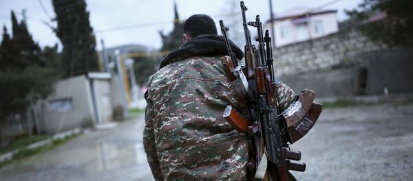 Армянский боец несет автоматы Калашникова своему товарищу по оружию в провинции Мартакерт (4 апреля 2016). Нагорный Карабах Армянский боец несет автоматы Калашникова своему товарищу по оружию в провинции Мартакерт (4 апреля 2016). Нагорный Карабах - Sputnik Армения