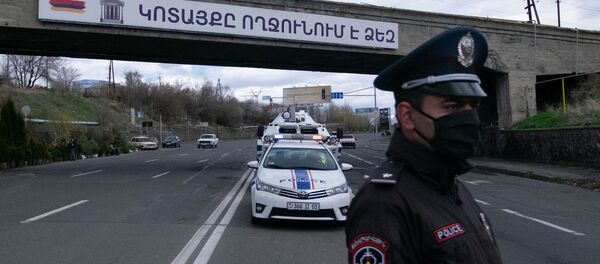 Сотрудник военной полиции проверяет документы у водителей и пассажиров автомобилей, выезжающего из столицы (2 апреля 2020). Еревaн - Sputnik Արմենիա