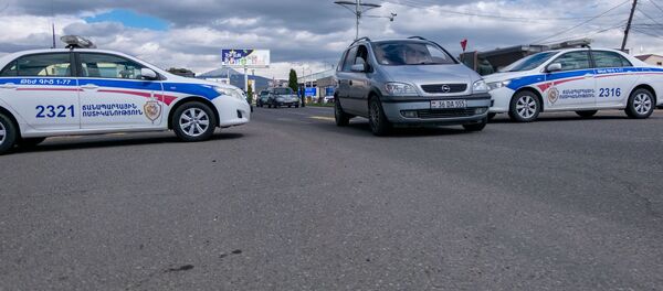 Полицейские проверяют документы у водителей и пассажиров автомобилей, въезжающих в столицу (2 апреля 2020). Еревaн - Sputnik Արմենիա