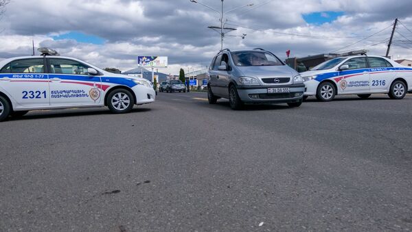 Полицейские проверяют документы у водителей и пассажиров автомобилей, въезжающих в столицу (2 апреля 2020). Еревaн - Sputnik Արմենիա