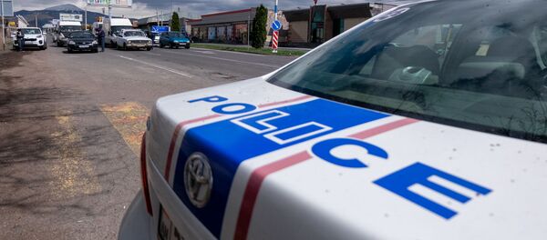 Полицейские проверяют документы у водителей и пассажиров автомобилей, въезжающих в столицу (2 апреля 2020). Еревaн Полицейские проверяют документы у водителей и пассажиров автомобилей, въезжающих в столицу (2 апреля 2020). Еревaн - Sputnik Արմենիա