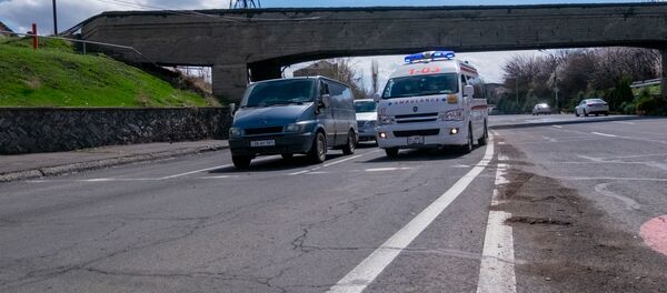 Карета скорой помощи недалеко от поста полиции, которая проверяет документы водителей и пассажиров при выезде из столицы (2 апреля 2020). Еревaн - Sputnik Արմենիա