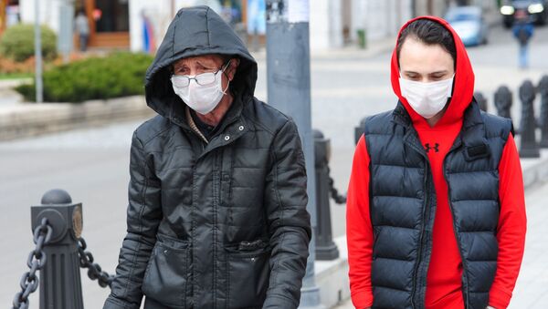 Мужчины в защитных масках на улице Тбилиси. - Sputnik Армения