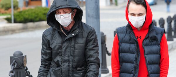 Мужчины в защитных масках на улице Тбилиси. - Sputnik Армения