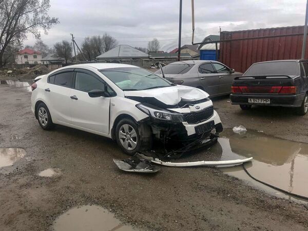 Toyota с армянскими номерами протаранила блокпост и полицейский автомобиль в Казахстане Toyota с армянскими номерами протаранила блокпост и полицейский автомобиль в Казахстане - Sputnik Армения