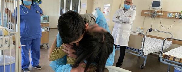 13-летнюю Назели, избитую несколько недель назад в Гюмри, в больницу пришел навестить ее брат (3 апреля 2020). - Sputnik Армения
