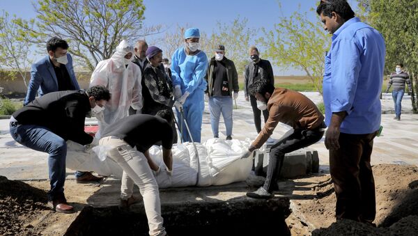 Похороны жертвы коронавируса на кладбище недалеко от Тегерана (30 марта 2020). Иран - Sputnik Արմենիա