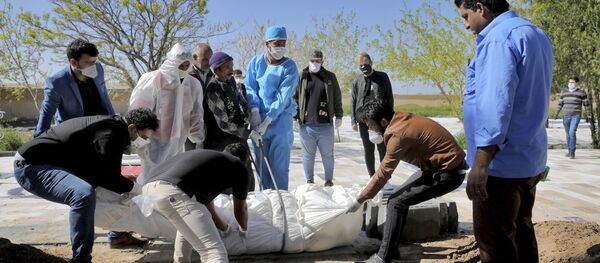 Похороны жертвы коронавируса на кладбище недалеко от Тегерана (30 марта 2020). Иран - Sputnik Армения