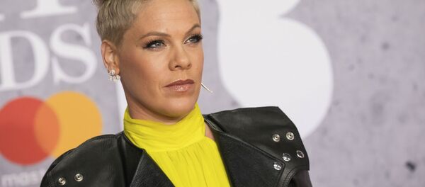 Певица Pink позирует фотографам по прибытии на Brit Awards (20 февраля 2019). Лондон Певица Pink позирует фотографам по прибытии на Brit Awards (20 февраля 2019). Лондон - Sputnik Армения