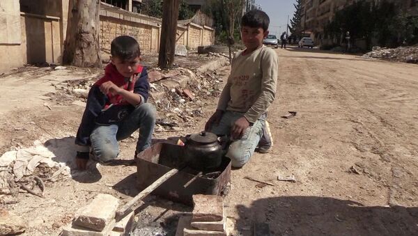 Дети на улице в районе Эль-Хамдания на окраине города Алеппо - Sputnik Армения