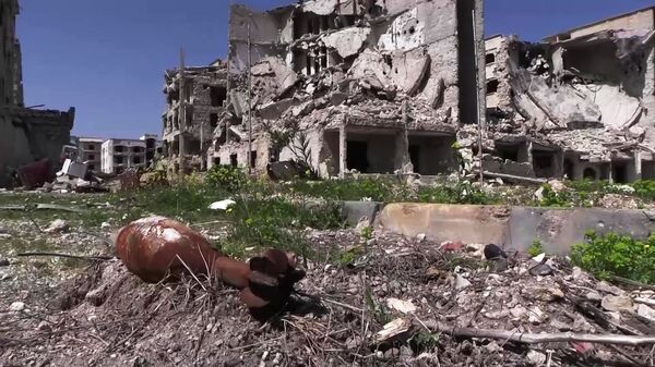 Разрушенные дома в районе Эль-Хамдания на окраине города Алеппо - Sputnik Армения