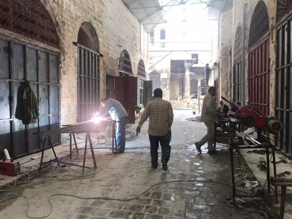 Восстановительные работы в районе Эль-Хамдания на окраине сирийского города Алеппо - Sputnik Армения