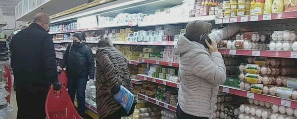 Покупатели в супермаркете Yerevan City (4 апреля 2020). Еревaн - Sputnik Армения