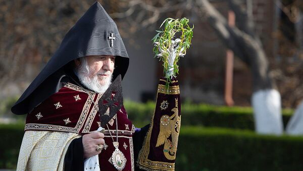 Католикос Гарегин II со святым Гегардом в руке проводит церемонию праздника Цахказард в Святом Первопрестольном Эчмиадзине (5 апреля 2020). Вагаршапат - Sputnik Армения