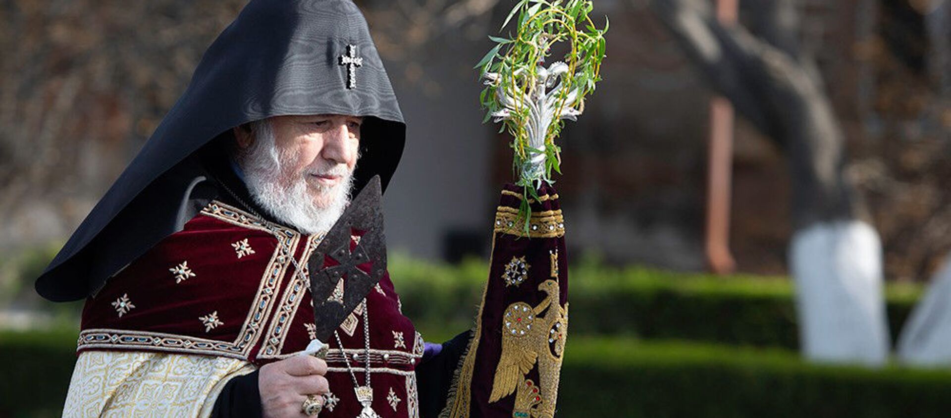 Католикос Гарегин II со святым Гегардом в руке проводит церемонию праздника Цахказард в Святом Первопрестольном Эчмиадзине (5 апреля 2020). Вагаршапат - Sputnik Արմենիա, 1920, 05.05.2021
