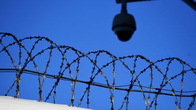 Колючая проволока на ограждении следственного изолятора "Лефортово"