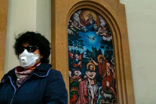 Верующий в Вербное воскресенье в церкви Святого Креста - Sputnik Армения
