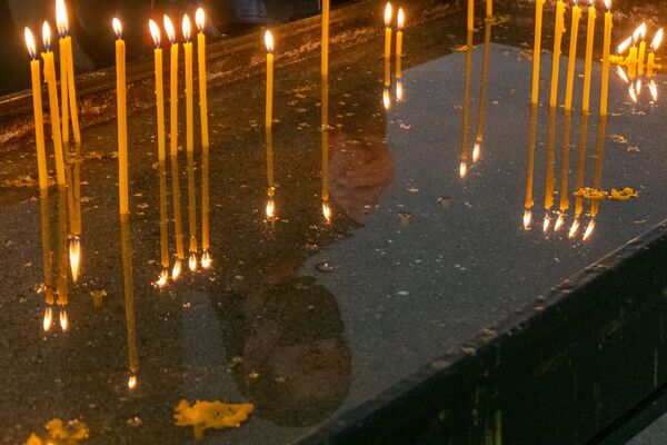 Սուրբ Խաչ եկեղեցում Ծաղկազարդի օրը հավատացյալը մոմ է վառում
 - Sputnik Արմենիա