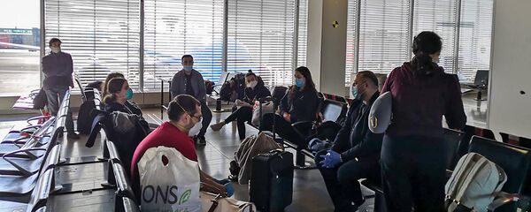 Граждане Армении в Международном аэропорту Амстердама перед рейсом Амстердам-Минск-Ереван (5 апреля 2020). Амстердам Граждане Армении в Международном аэропорту Амстердама перед рейсом Амстердам-Минск-Ереван (5 апреля 2020). Амстердам - Sputnik Армения