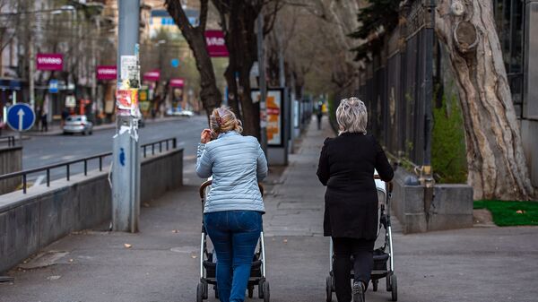 Женщины с колясками на улице Туманяна (25 марта 2020). Еревaн - Sputnik Արմենիա