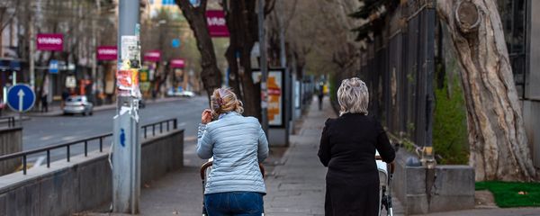 Женщины с колясками на улице Туманяна (25 марта 2020). Еревaн - Sputnik Արմենիա