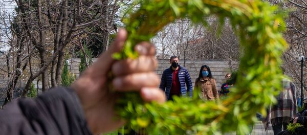 Посетители церкви Святой Богоматери в Вербное воскресенье (5 апреля 2020). Еревaн Посетители церкви Святой Богоматери в Вербное воскресенье (5 апреля 2020). Еревaн - Sputnik Արմենիա