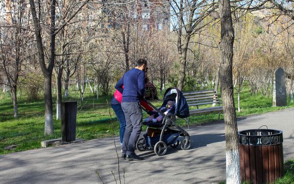 Прогуливающие граждане в парке имени Нансена (5 апреля 2020). Еревaн - Sputnik Армения