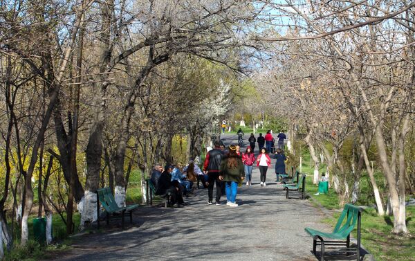 Прогуливающие граждане в парке имени Нансена (5 апреля 2020). Еревaн - Sputnik Армения