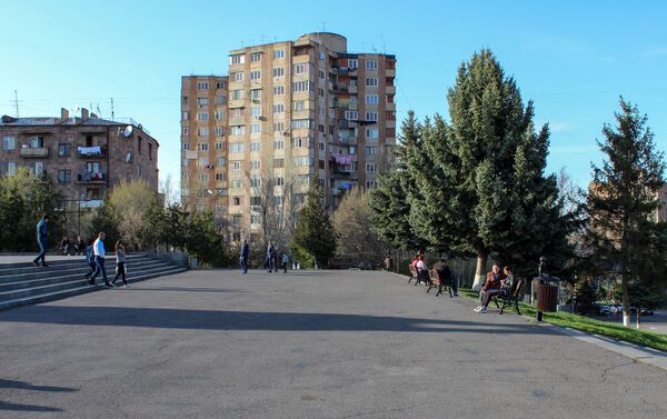 Прогуливающие граждане перед памятником Гая (5 апреля 2020). Еревaн - Sputnik Армения