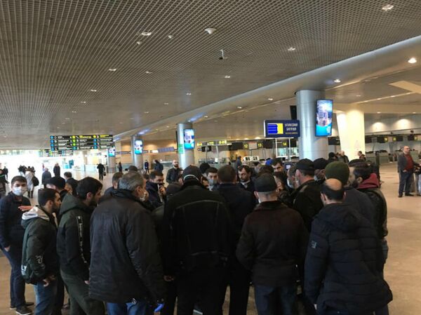 В Домодедово собрались сотни граждан Армении: что происходит в московском аэропорту - Sputnik Армения