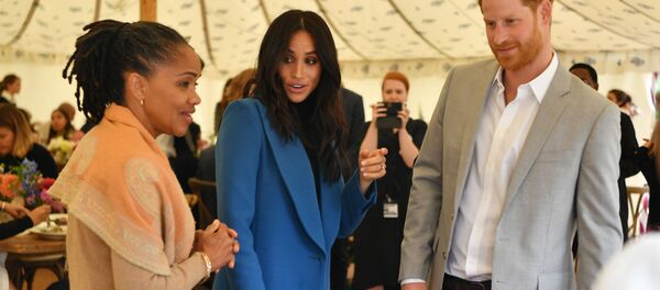 Меган, герцогиня Сассексская с матерью Дорией Рэгланд (слева) и британским принцем Гарри, герцогом Сассексским (20 сентября 2018). Лондон - Sputnik Армения
