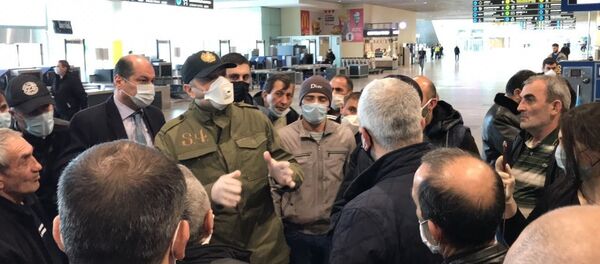 Посол Армении в России Вардан Тоганян в аэропорту Домодедово (6 апреля 2020). Москва - Sputnik Արմենիա