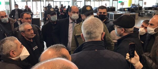 Посол Армении в России Вардан Тоганян в аэропорту Домодедово (6 апреля 2020). Москва Посол Армении в России Вардан Тоганян в аэропорту Домодедово (6 апреля 2020). Москва - Sputnik Արմենիա